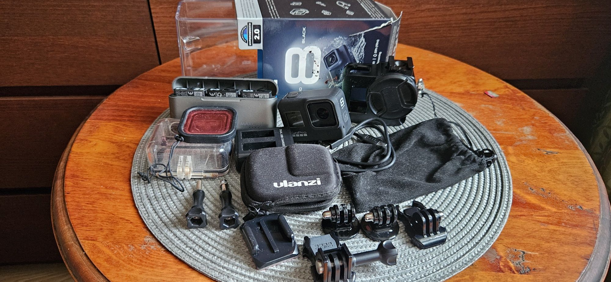 kamera GoPro 8 wraz z bogatym zestawem akcesorii.