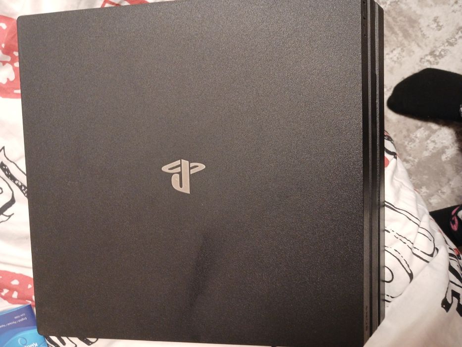 продаю игровую приставку PS4 Pro