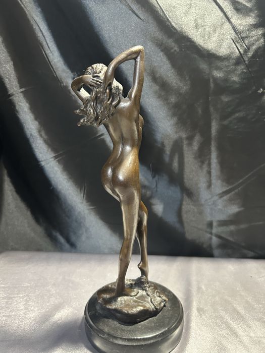 Akt Kobiety w Wyrafinowanej Pozycji brąz