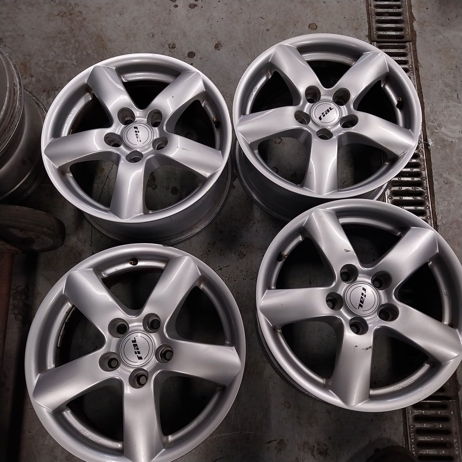 Felgi Aluminiowe T5 INSIGNIA RIAL 16" 5x120 7J ET42 Super Stan !