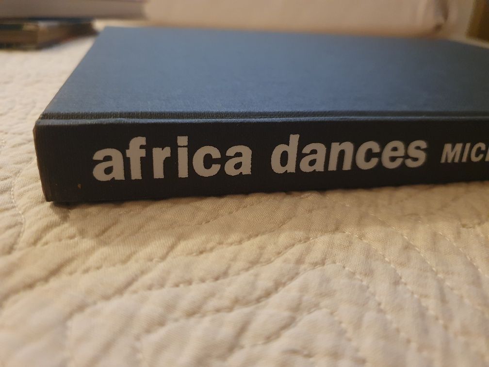 Livro em Inglês- Africa dances