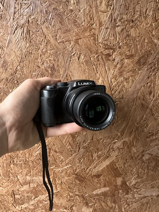 Фотоапарат цифровий робочий.