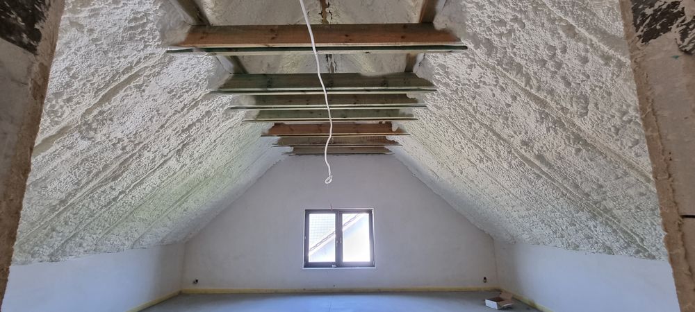 ocieplenie pianą poddaszy, dach pianka,Izolacje natryskowe, pianką pur