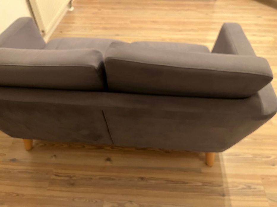 Szara skandynawska sofa 2 osobowa