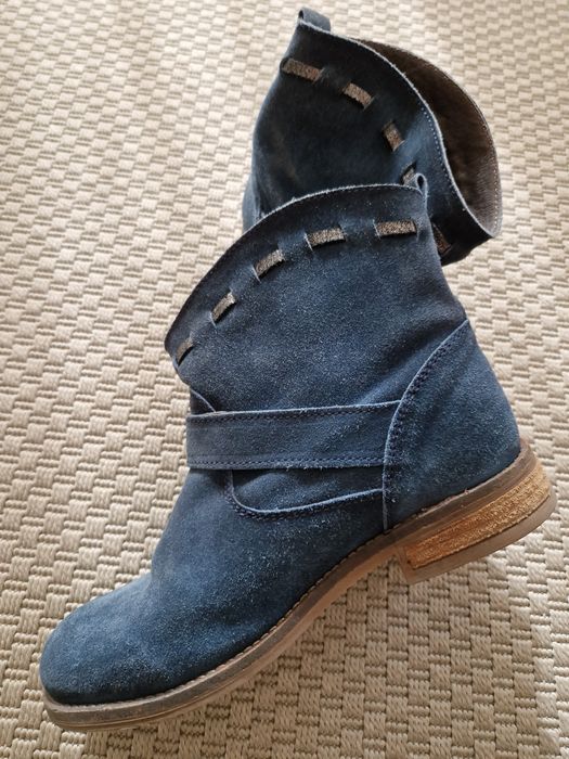 Bota azul pelo tornozelo