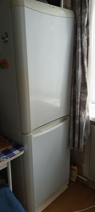 Продам холодильник INDESIT привезений з заграниці, робочий.вис. 175*60