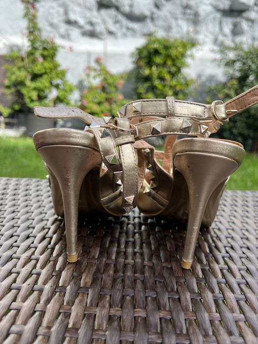 Stilettos/ sapatos de salto alto com tachas e fivelas