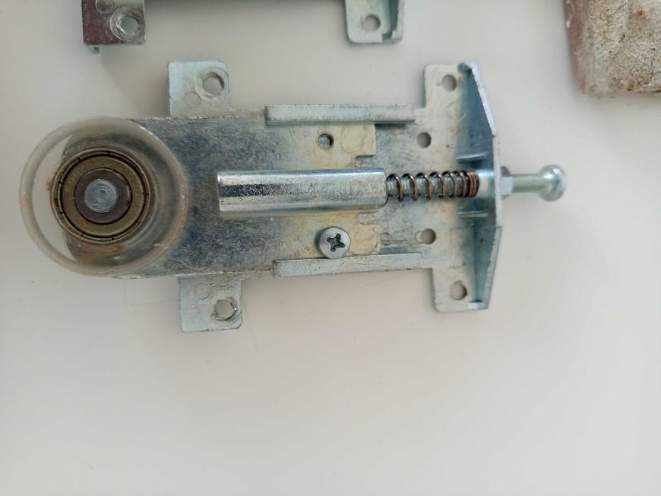 Roda inferior para perfil de roupeiro