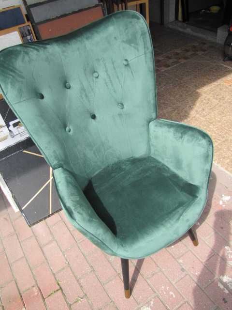 Fotel typu muszla welur butelkowa zieleń drewniane nogi