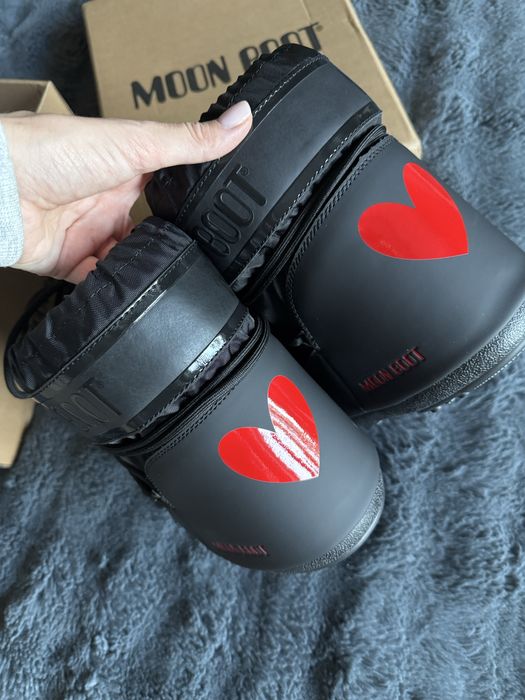 В наявності Moon boot moschino
