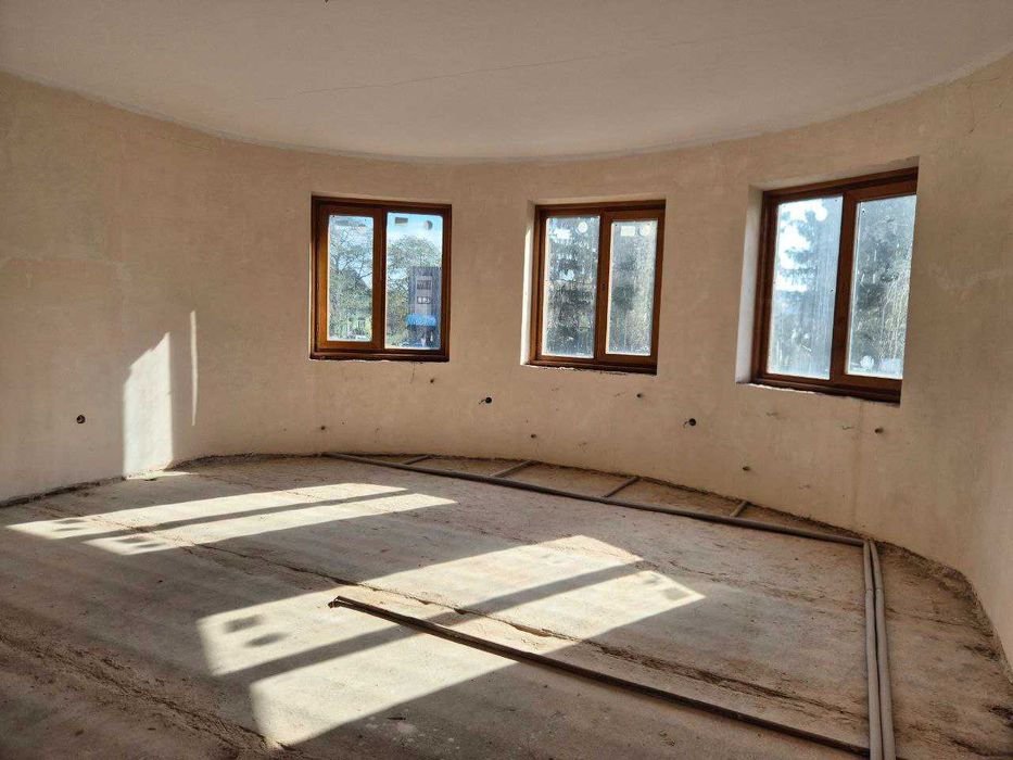 Продаж будинка з басейном