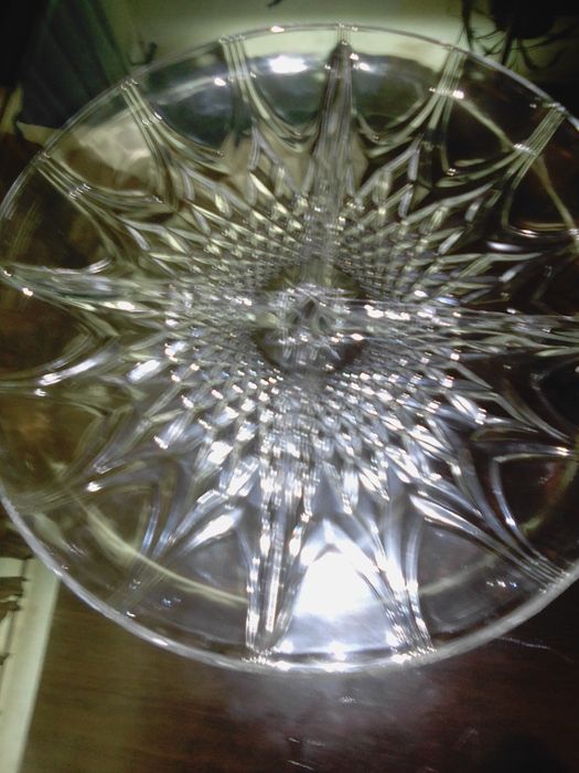 Pratos de aperitivos de vidro e bomboneiras de cristal