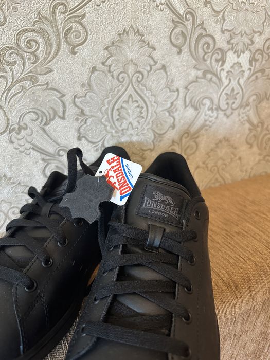 Продам шкіряні кррсівки Lonsdale