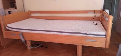 Łóżko rehabilitacyjne sterowane elektrycznie