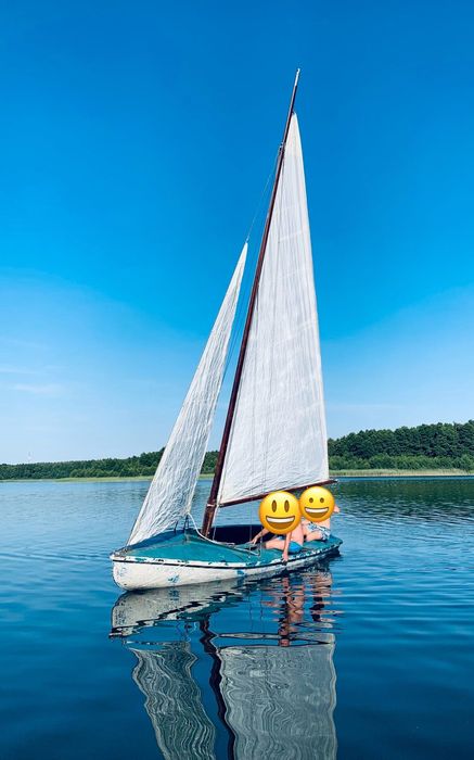 Żaglówka z drewna konstrukcja słomkowa.