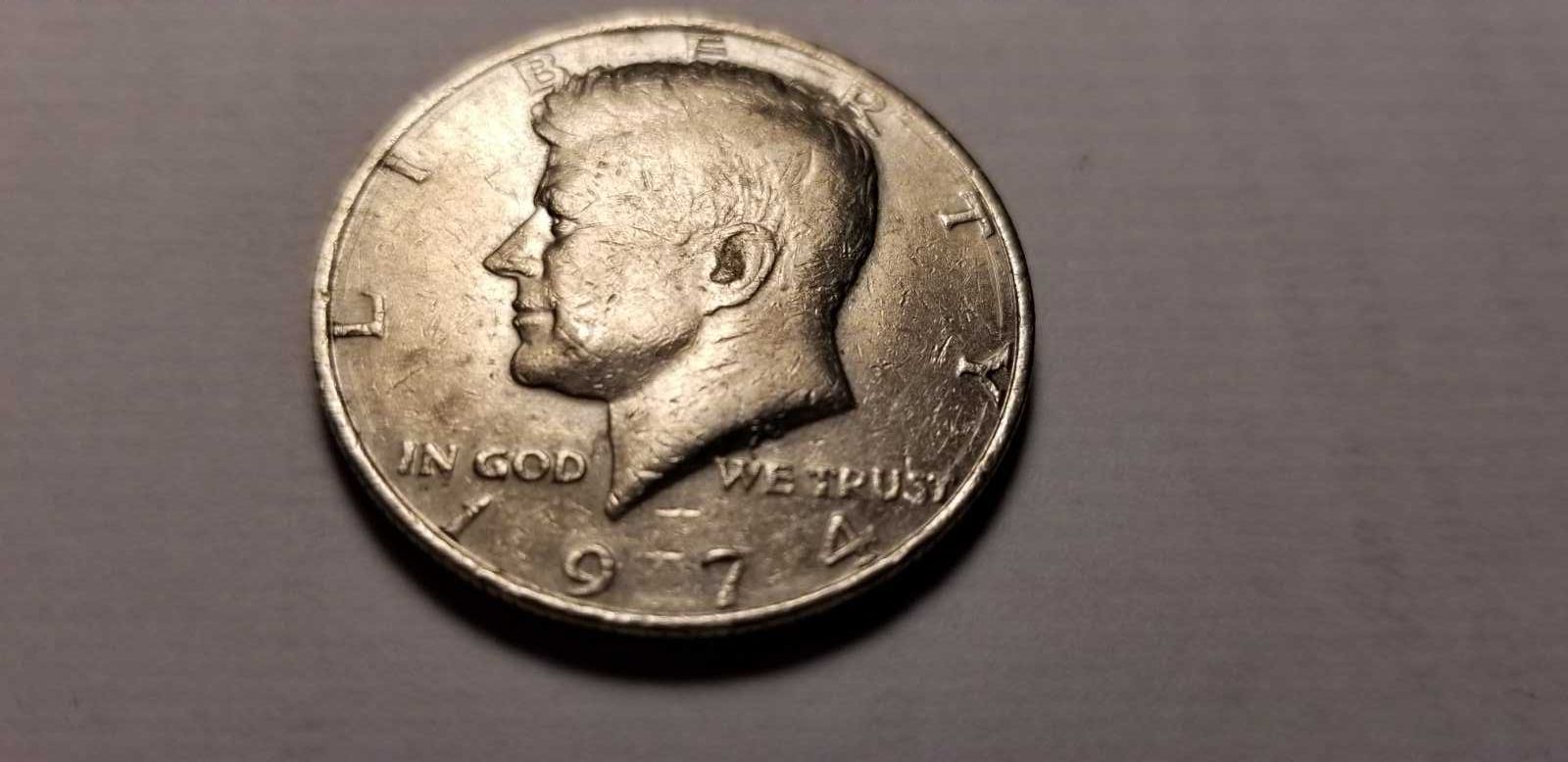 Монета 1974 Kennedy Half Dollar у ідеальному стані.