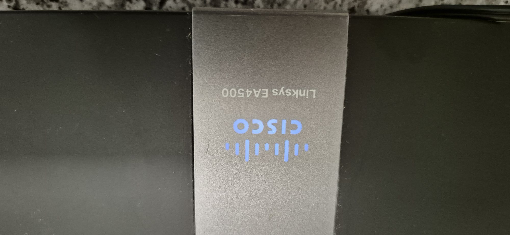 Router Cisco linksys EA 4500 Wi-Fi com fonte de alimentação