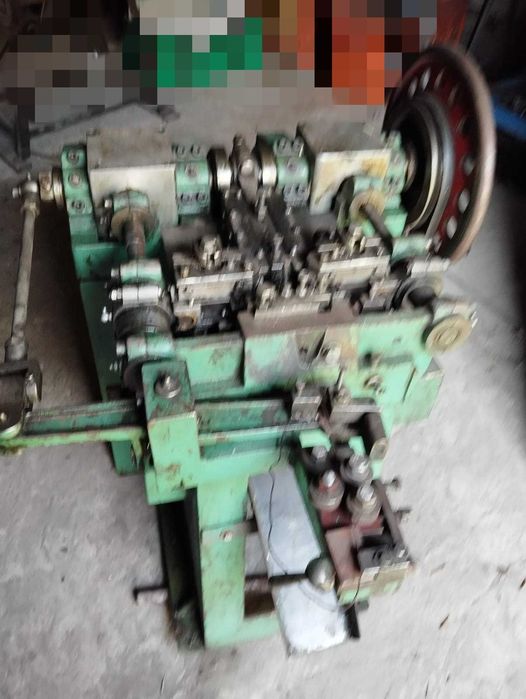 Gwoździarka, półautomat do produkcji gwoździ mało gabarytowych.
