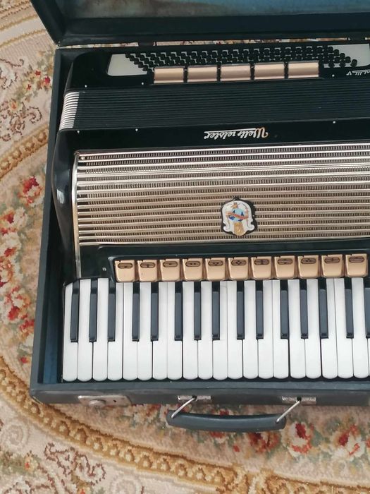 Akordeon weltmeister gigantilli V 120 basów z futerałem