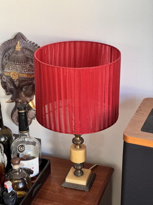 Candeeiro de mesa antigo com abat-jour classico