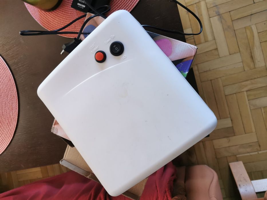 Lampa UV do paznokci hybrydowych i żelowych