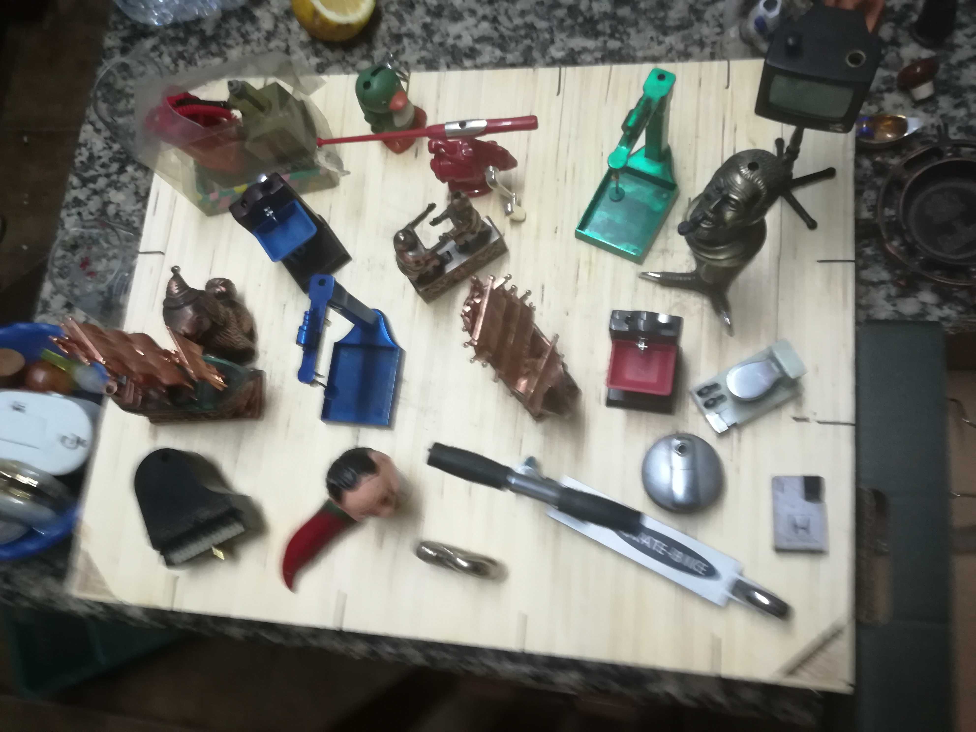 Cinzeiro da Marlboro antigo em metal e esqueiros personalizados