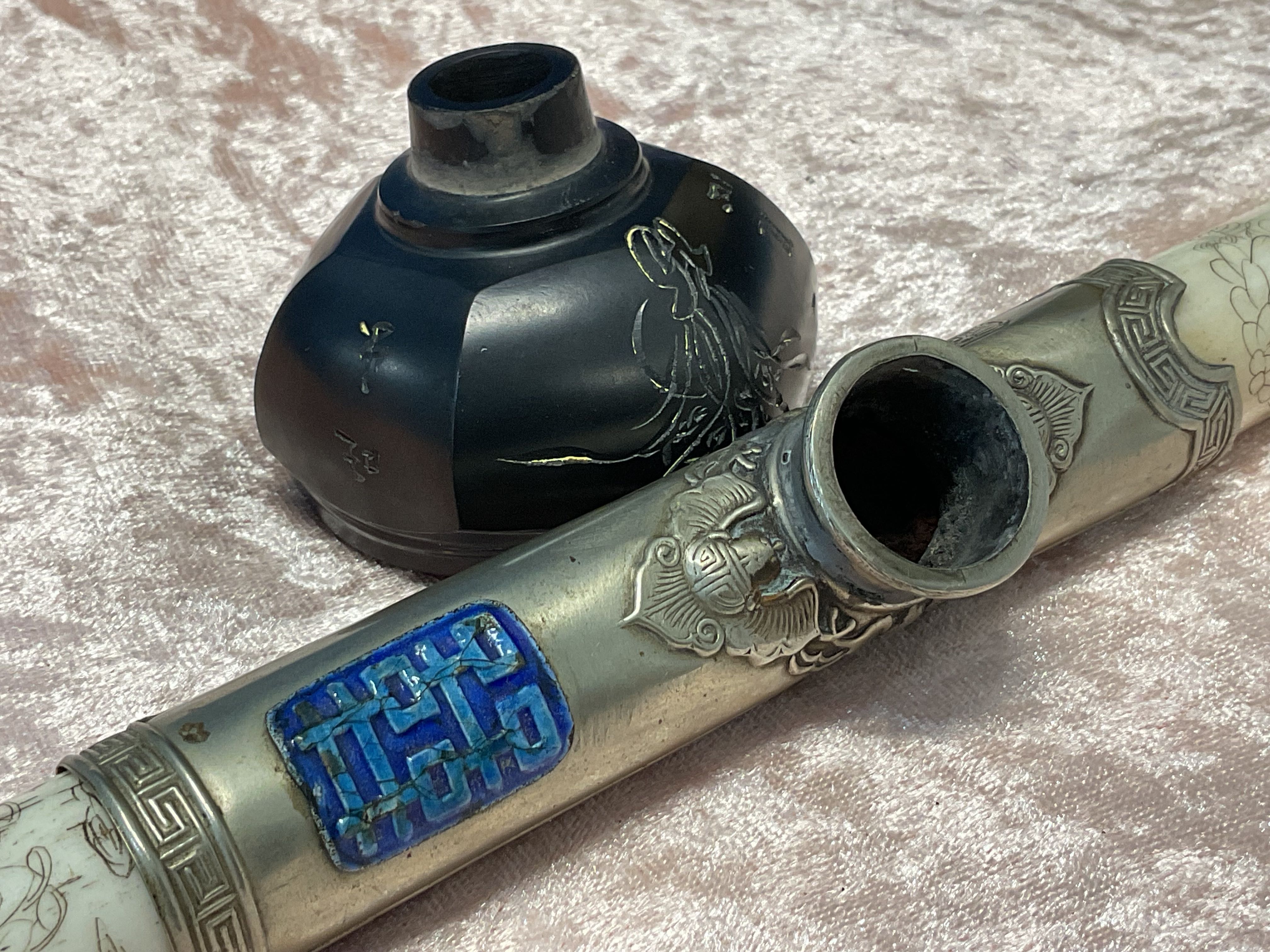 Cachimbo oriental em osso trabalhado com 49 cm