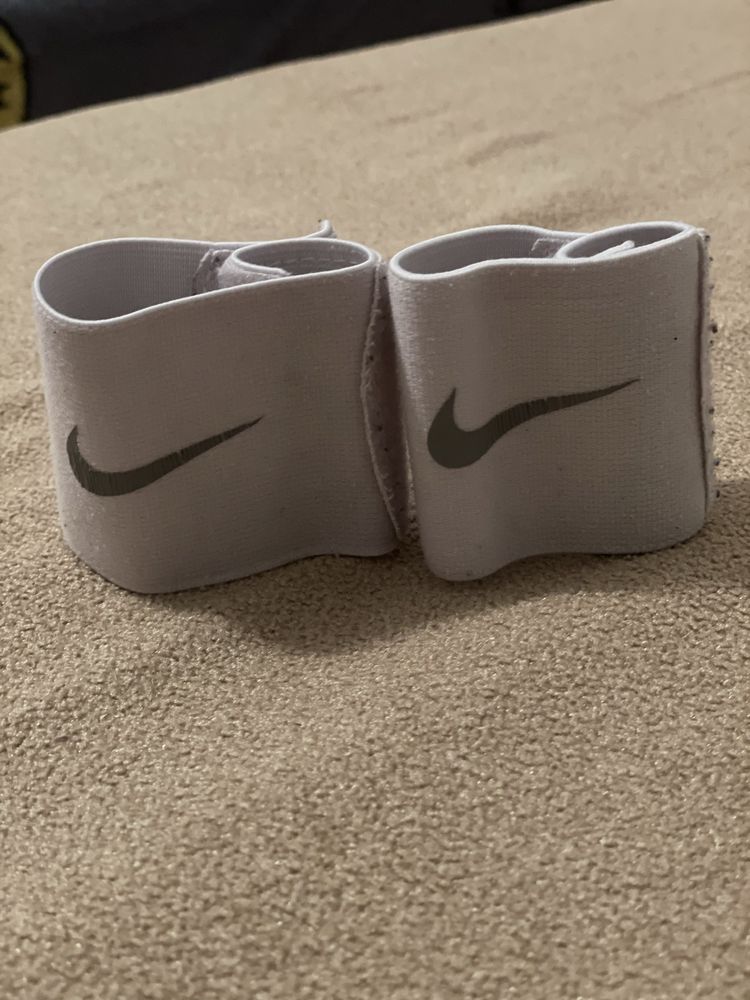 Тримачі Nike Pro