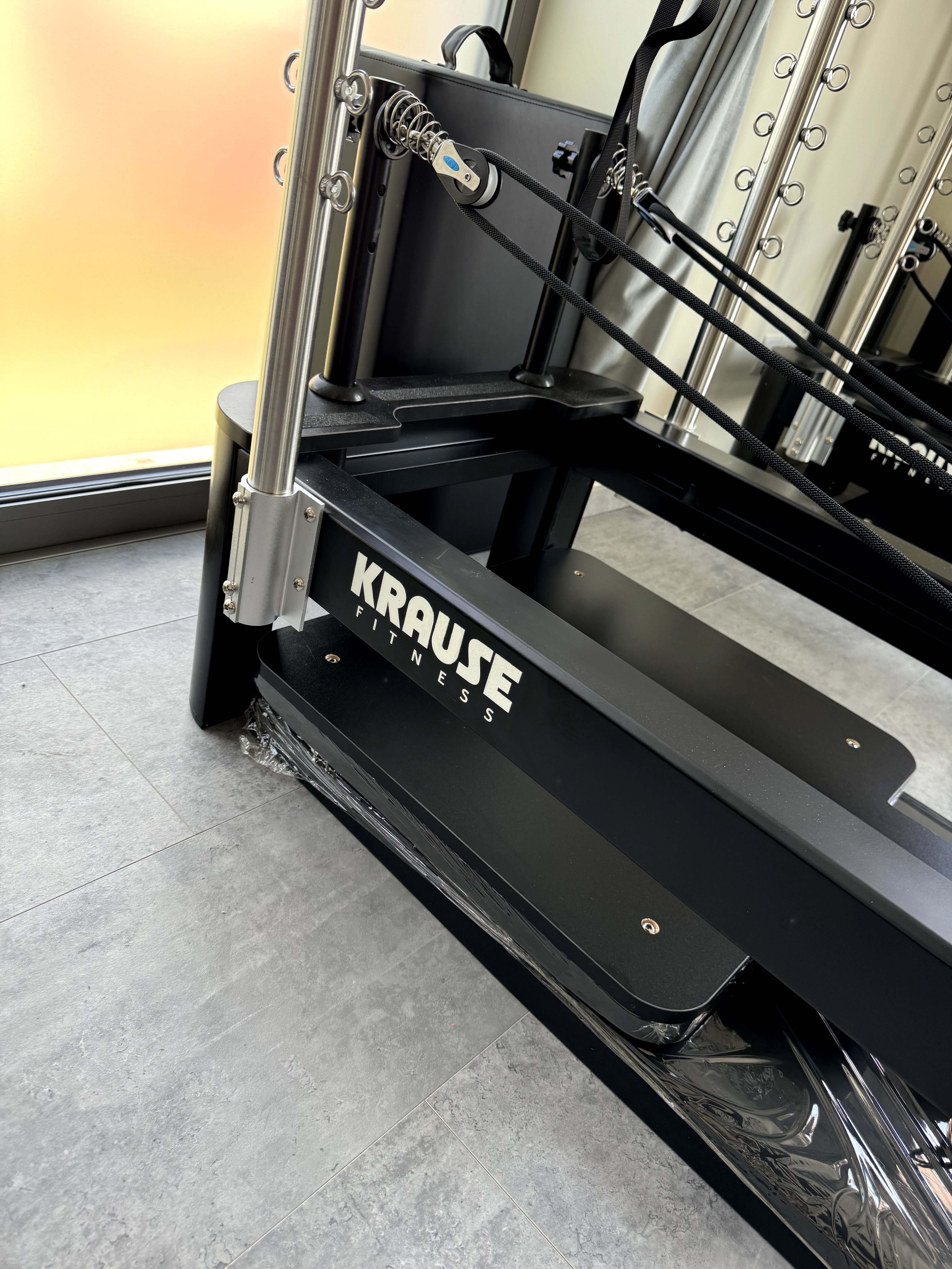 Reformer Pilates z Wieżą Czarny Metalowy Premium KRAUSE FITNESS