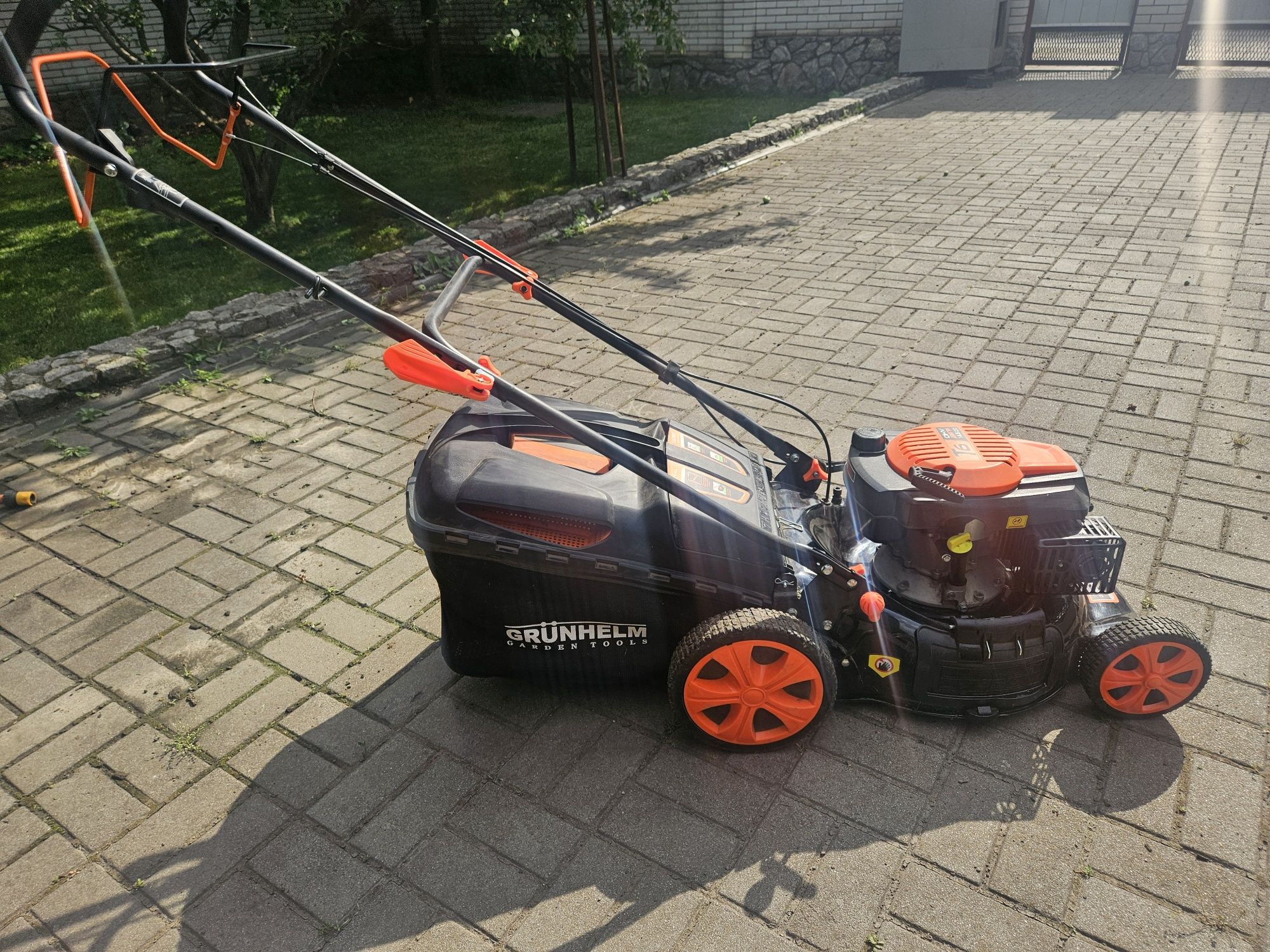 Газонокосарка бензинова самохідна Grunhelm S461VHY