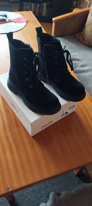 Sprzedam zamszowe trapery dla dziewczynki z firmy DeeZee