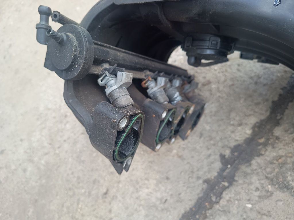 Kolektor ssący wtryski listwa 1.6mpi Audi A3 8P VW Golf V Skoda Seat