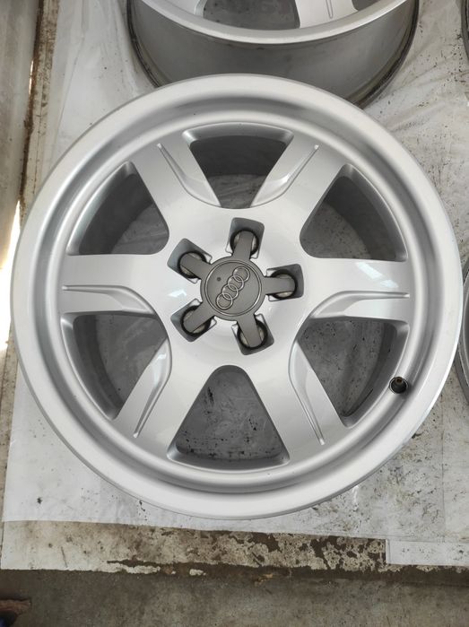 437 Felgi aluminiowe ORYGINAŁ AUDI R 17 5x112 otwór 66,6 ET 28 B Ładne