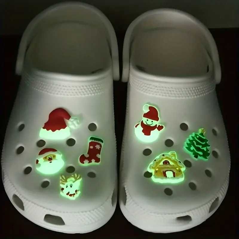 Przypinka do butów crocs, ozdoba (świąteczna, świecąca choinka)