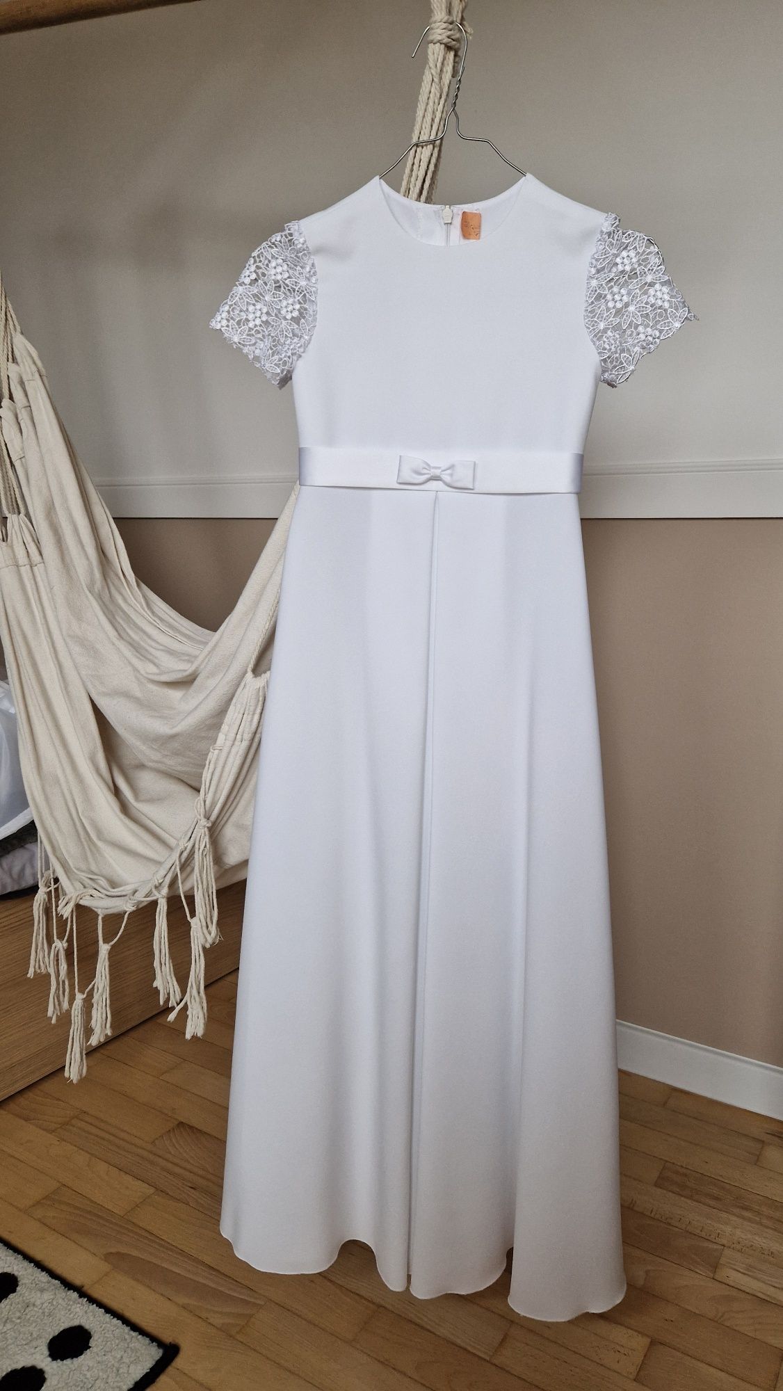 Sukienka komunijna ok. 134cm + halka z kołem + wianki
