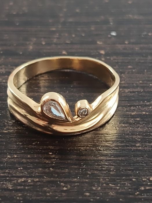 Pierścionek z kamieniem szlachetnym