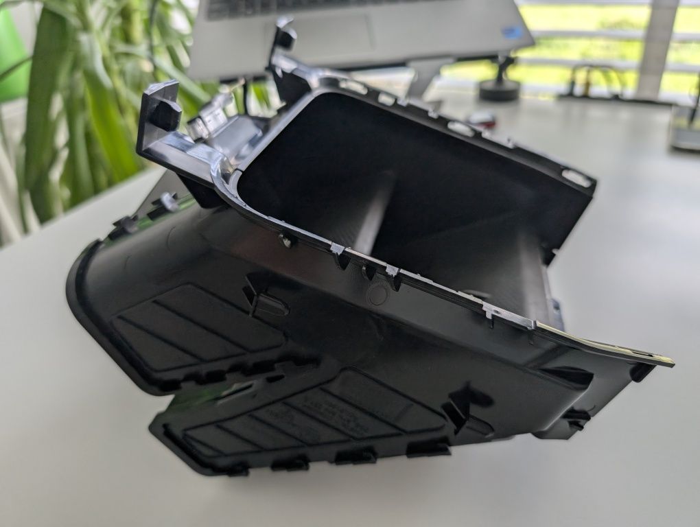 Schowek z ładowarkami indukcyjnymi Skoda Kodiaq 2 gen '24/'25