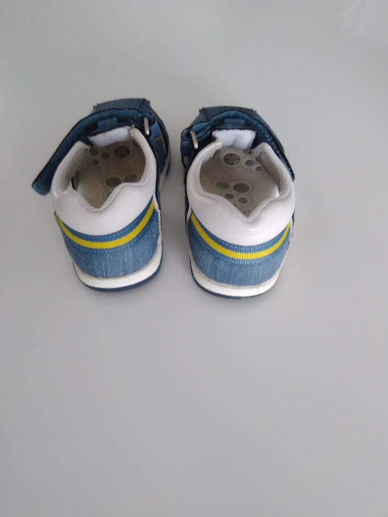 Vários sapatos de bebé