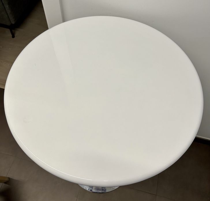 Mesa ajustável em altura em branco