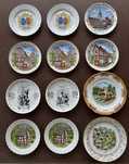 Porcelana, 12 sztuk okolicznościowych talerzy, częściowo sygnowane