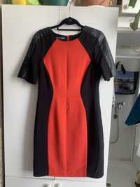 Vestido vermelho e com as laterais  em preto