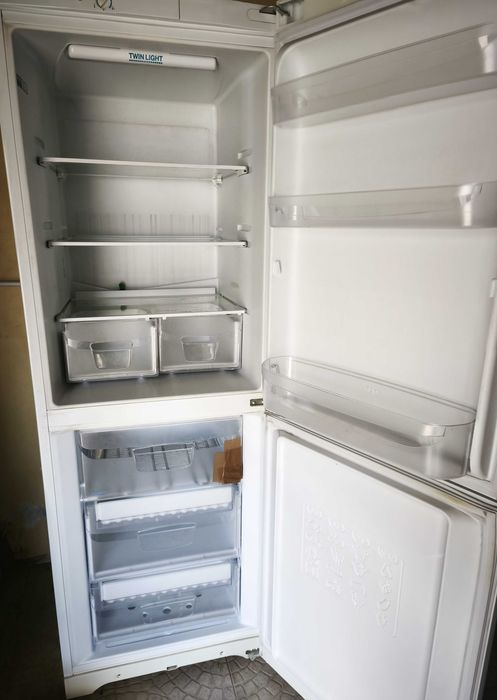 Frigorifico, marca Indesit, em estado razoavel