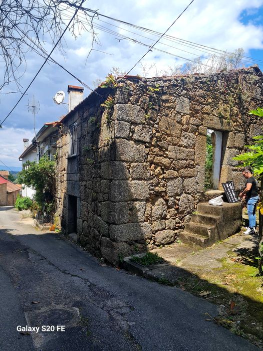 Vendo casa devoluta em centro de vila de azere