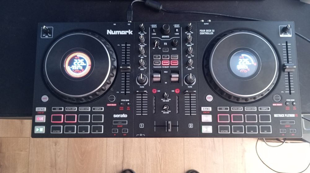 Kontroler DJ, Numark Mixtrack Platinum FX