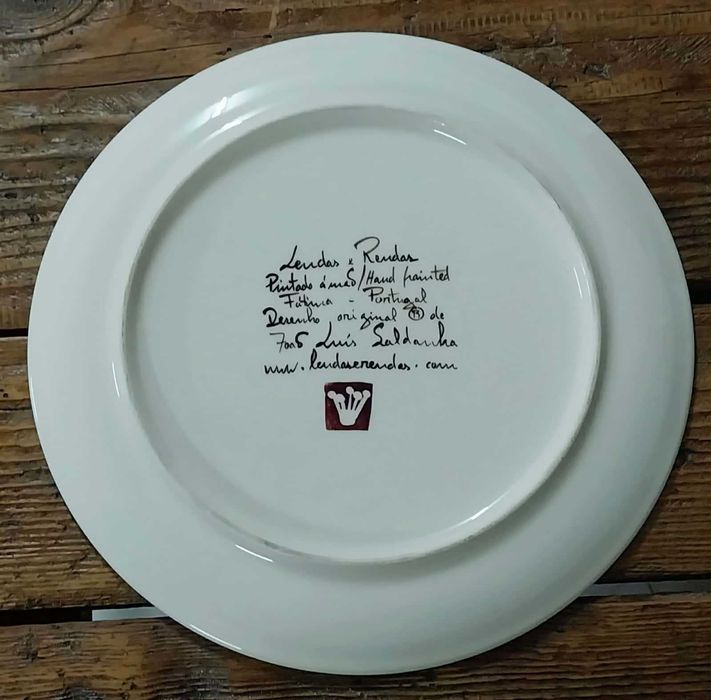 Prato pintado á mão pelo Atelier Lendas e Rendas por Luís Saldanha