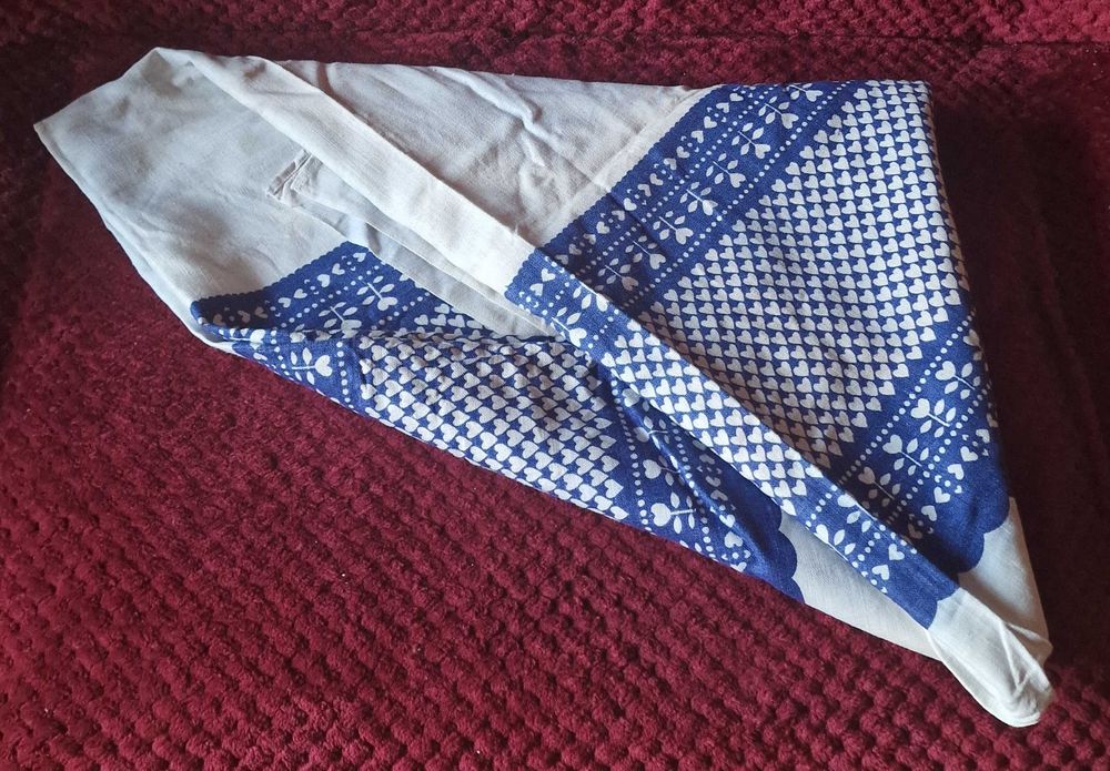 Płócienny obrus 130/160 cm z ludowym motywem granatowych serduszek