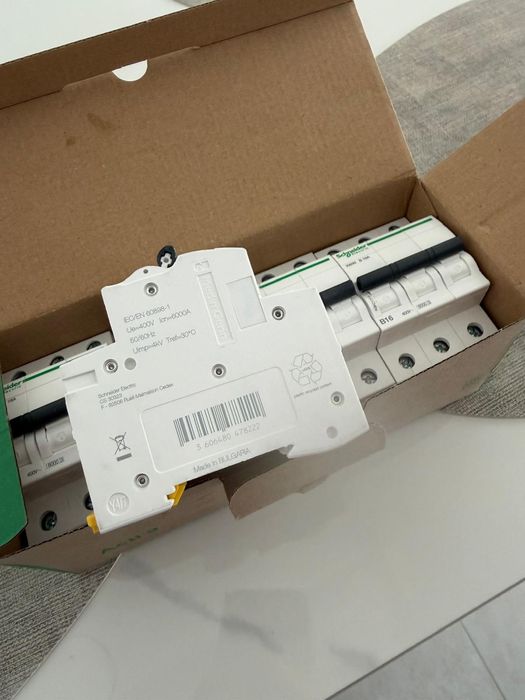 Zestaw Schneider 3p 16a biezpiecznik cena za  opakowanie