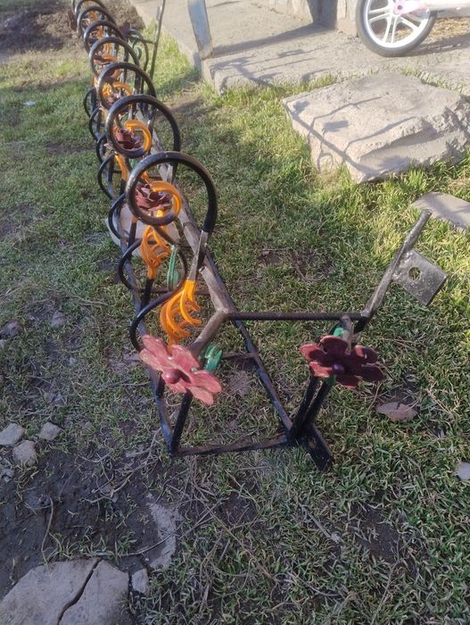 Металлический навесной цветник