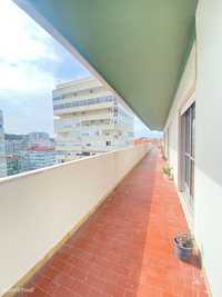 Apartamento T4  na Rua Mariano Pina, em São Domingos de Benfica, com