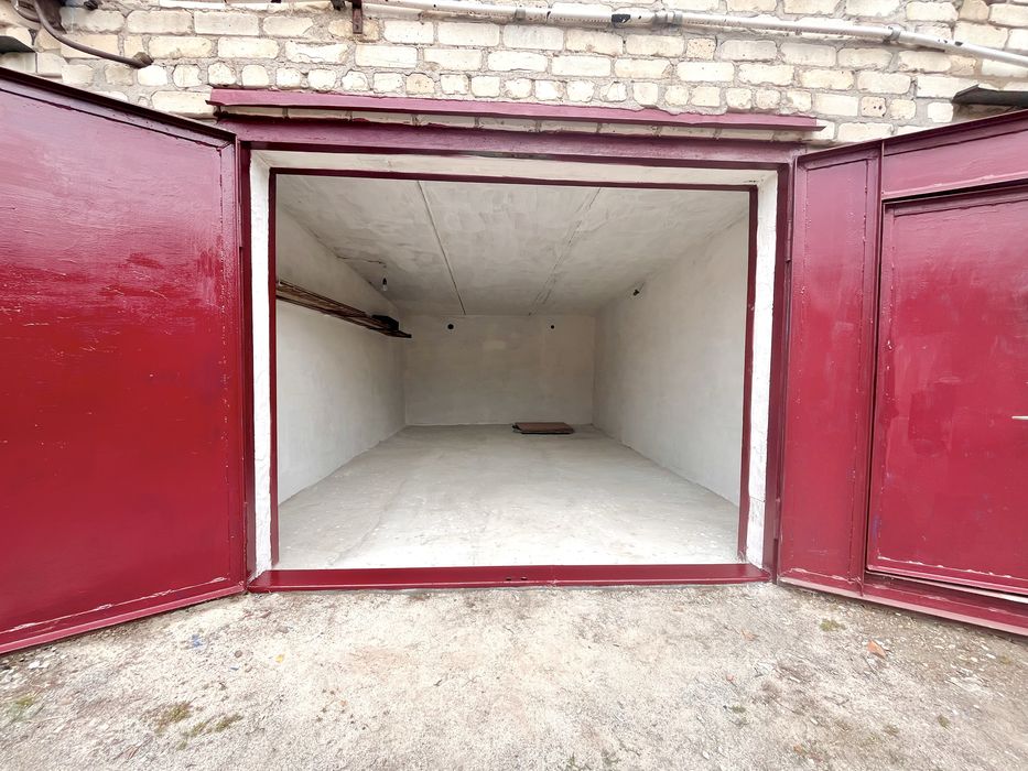 Гараж (доглянутий, зі свіжим ремонтом).